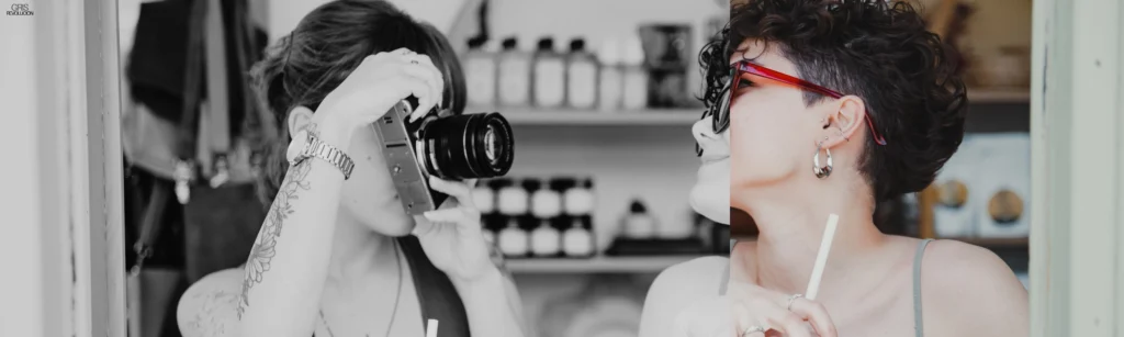Dos mujeres capturando y disfrutando el momento, reflejando la autenticidad y las conexiones cotidianas.