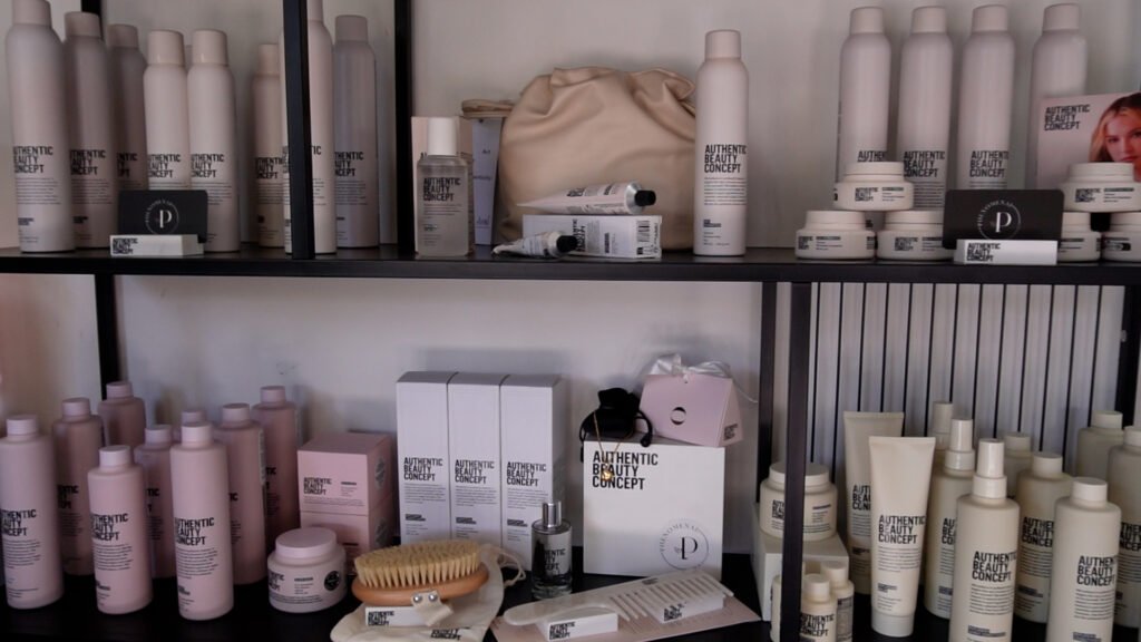 Exhibición de productos de Authentic Beauty Concept durante el Día ABC por Phenomenal Beauty & Spa, destacando su enfoque en ingredientes naturales y cuidado capilar premium.